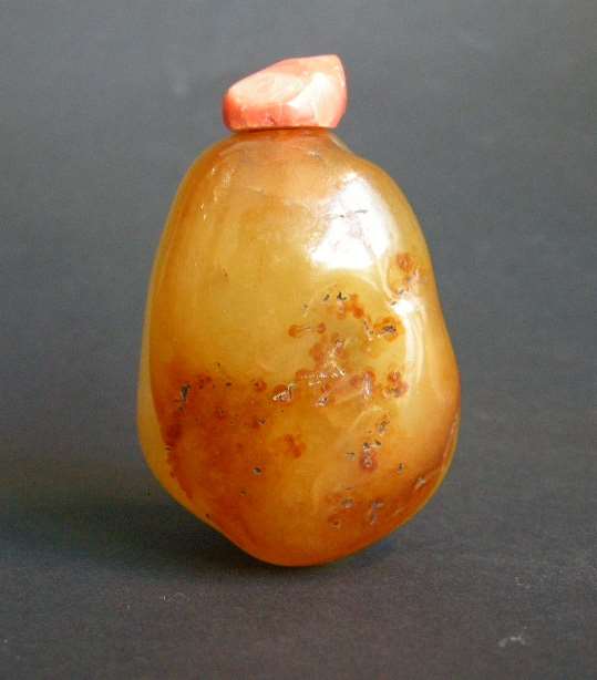 Snuff bottle in agate of pebble shape - Old stopper coral